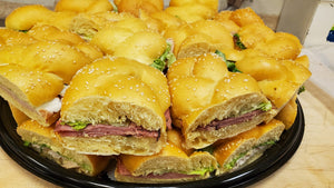 Platter of Assorted Deli Sandwiches I Plateau de sandwichs de charcuterie assortis