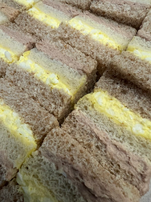 Tuna & Egg Party Sandwiches I Sandwichs de fête au thon et oeuf