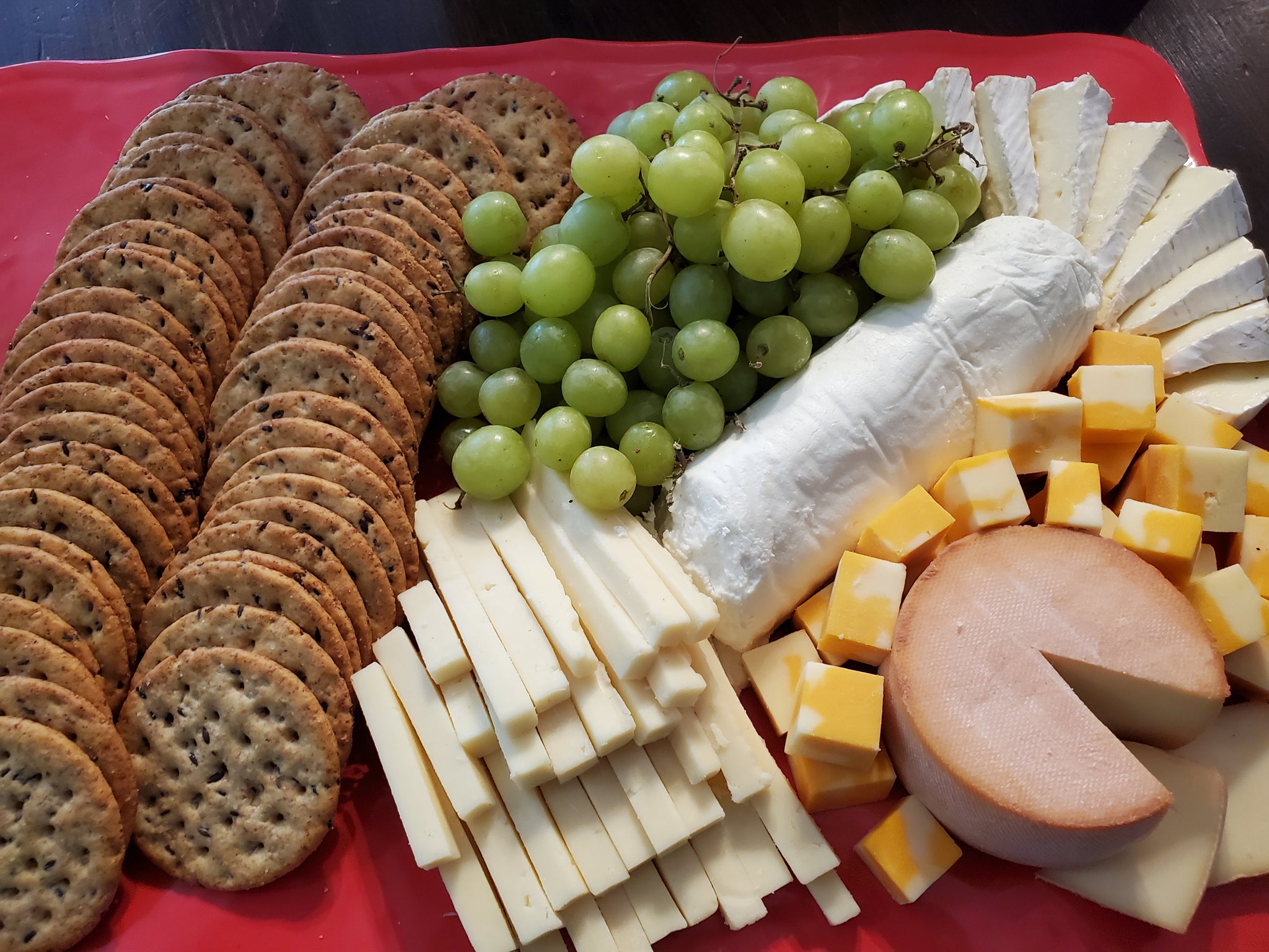 Cheese & Cracker Platter I Plateau de fromages et de craquelins