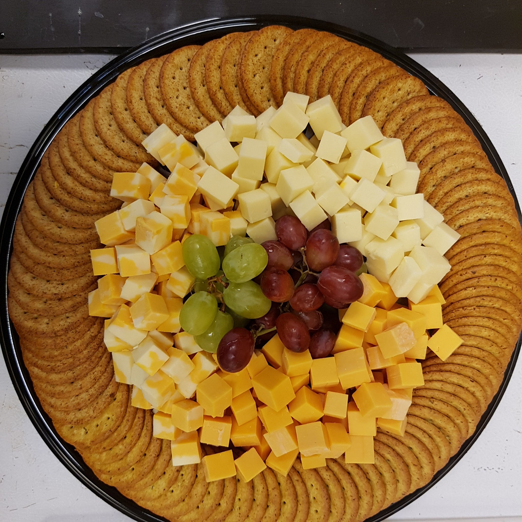 Cheese & Cracker Platter I Plateau de fromages et de craquelins