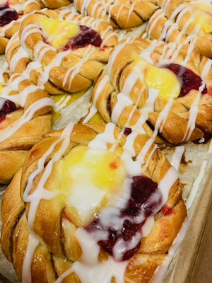 Lemon and Cherry Danish I Danois au citron et aux cerises