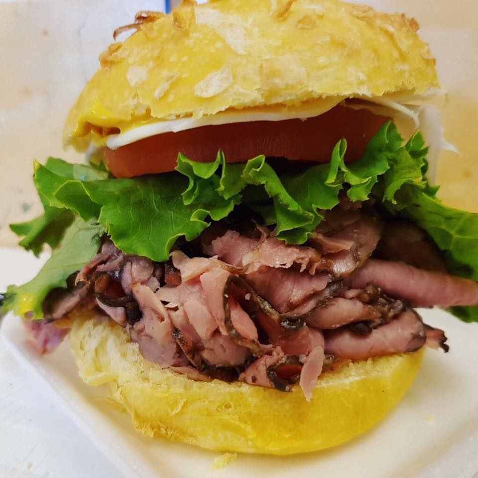 Old-Fashioned Smoked Meat Sandwich I Sandwich à la viande fumée à l'ancienne